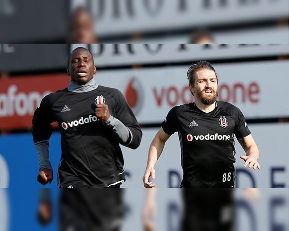 Demba ve Caner sahneye çıkıyor