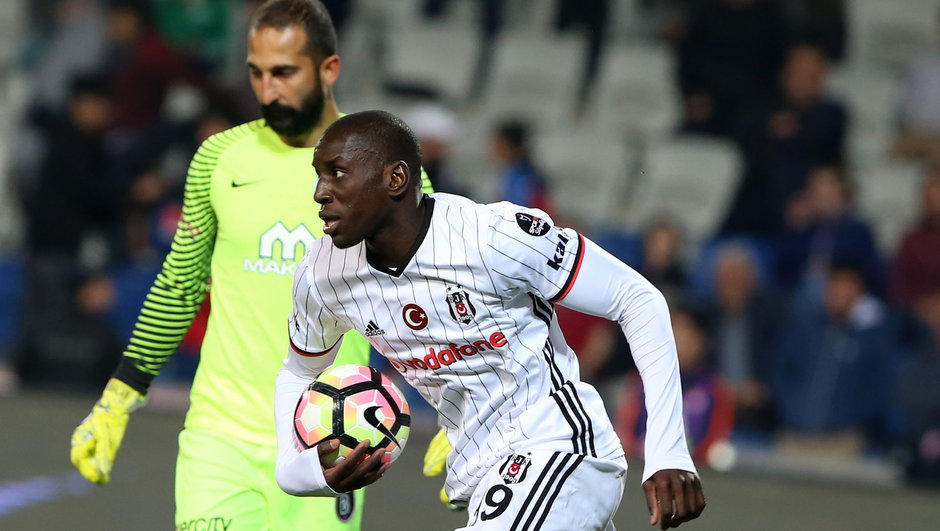 Demba Ba golle döndü