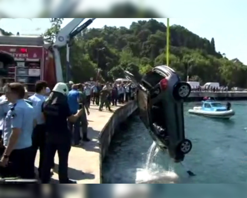 İstanbul Sarıyer sahilinde bir otomobil denize uçtu.