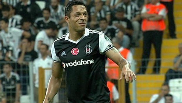 Beşiktaş'ta Adriano sakatlandı