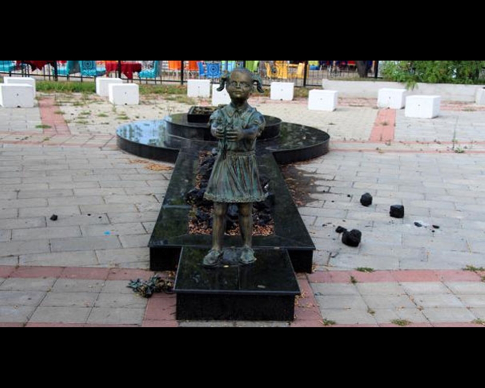 Atatürk'e çiçek veren kız heykeli