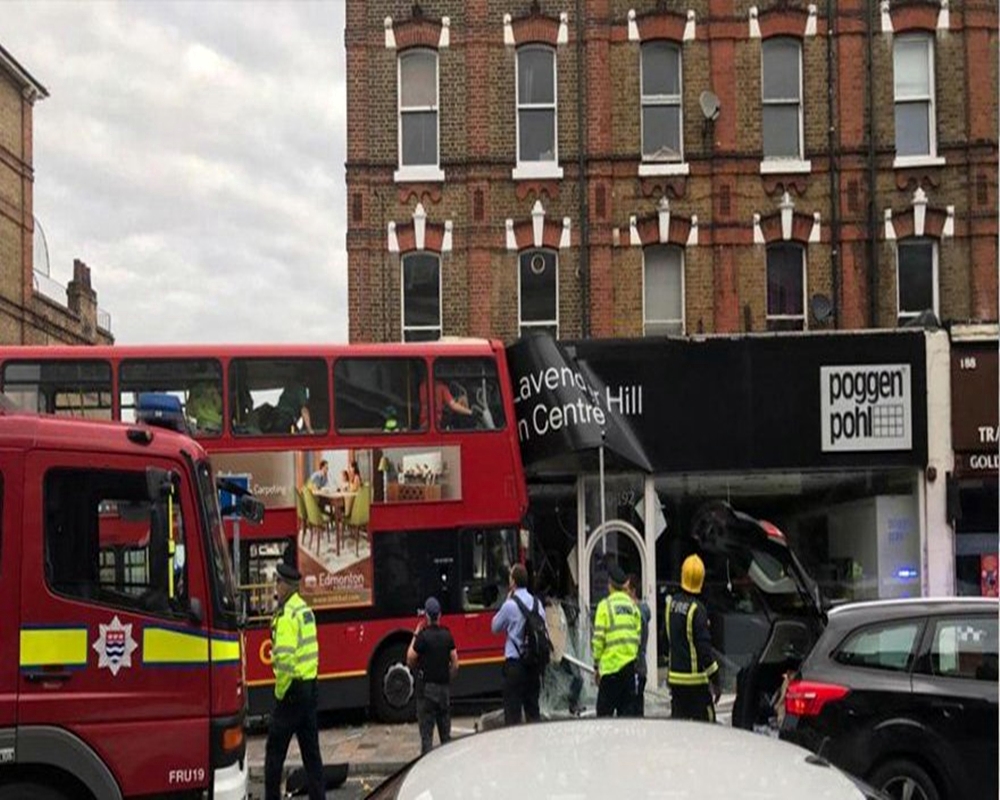 İngiltere'nin başkenti Londra'da iki katlı otobüs bir binanın içine girdi.