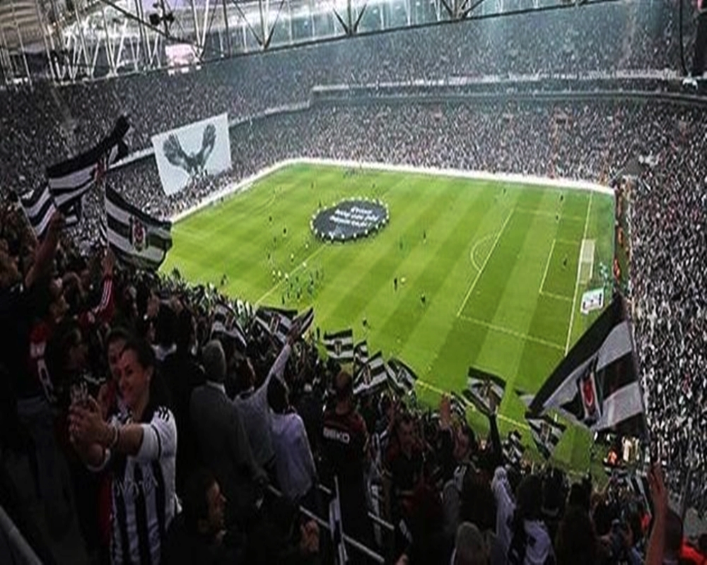 Lig ve Avrupa'da hızını alan Beşiktaş, taraftarından da tam destek görüyor.