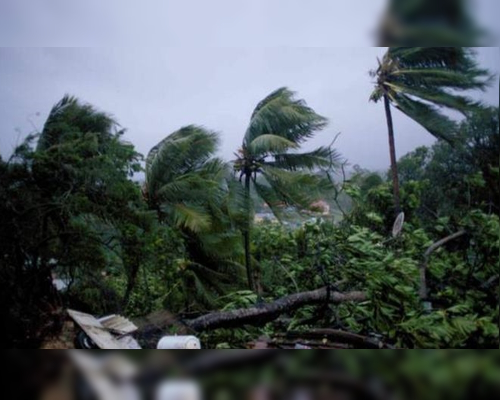 Karayipler'de büyük hasar veren Irma Kasırgası'nın güzergahını izleyen Maria kasırgası , saatte 260 kilometre hıza ulaştı ve Dominica Adası'nı vurdu.