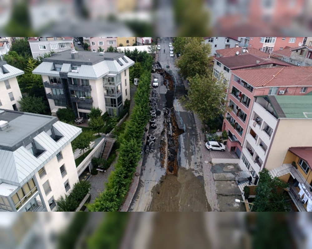 Sağanak yağış İstanbul'da bir caddenin ikiye ayrılmasına sebep oldu. Sarıyer’de sağanak yağış sonrası ikiye ayrılan Nuripaşa Caddesi havadan görüntülendi.