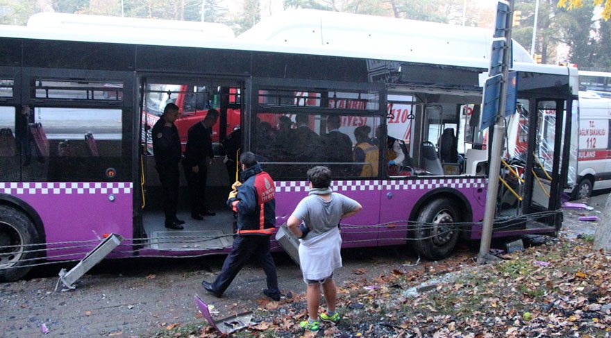 Halk otobüsü bariyerlere çarptı