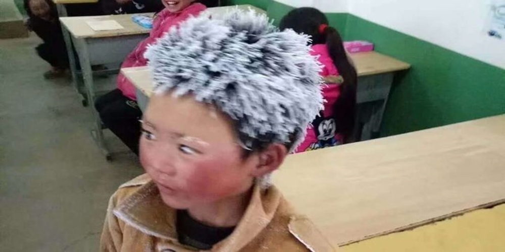 Çin'de donmuş halde okula gelen öğrencinin fotoğrafı sosyal medyayı harekete geçirdi.