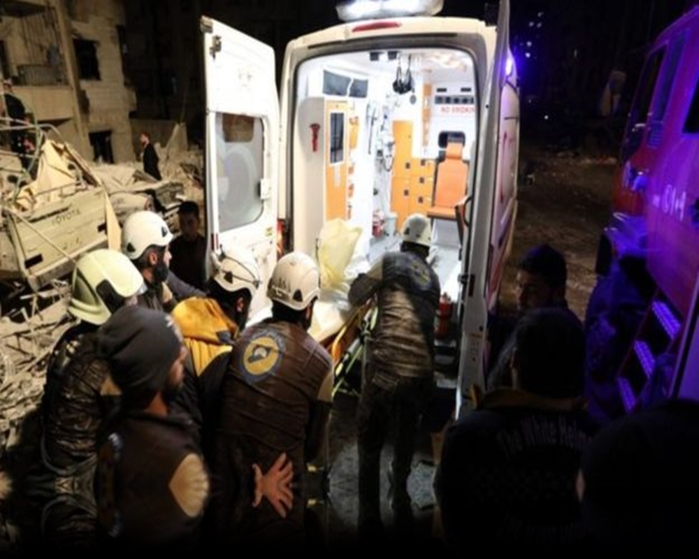 Suriye'nin İdlib kentinde gerçekleşen bir patlama sonucu en az 23 kişi hayatını kaybetti, çok sayıda kişi yaralandı. İngiltere merkezli Suriye İnsan Hakları Gözlemevi, patlamanın isyancılara ait bir merkezde gerçekleştiğini duyurdu. Ölenlerin 7'sinin sivil olduğu bildiriliyor. Talathin bölgesinde gerçekleşen patlamanın nedeni henüz kesinleşmiş değil. Bazı raporlara göre olaya bir bombalı araç neden oldu, başka bir iddiaya göre ise bina, insansız hava aracı saldırısı ile hedef alındı. Muhaliflere yakınlığıyla bilinen Londra merkezli Suriye İnsan Hakları Gözlemevi'nin aktardığına göre kurtarma ekipleri halen enkaz altındakilere ulaşmaya çalışıyor. Kayıp durumda kişiler olduğu da bildiriliyor. Ajnad al-Kavkaz grubu bünyesinde yüzlerce Asyalı savaşçı bulunuyor Hedef alınan merkezin, Çeçenlerin liderliğinde olduğu cihatçı bir oluşum olan Ajnad al-Kavkaz grubuna ait olduğu belirtiliyor. Bünyesinde yüzlerce Asyalı savaşçı bulunan Ajnad al-Kavkaz grubu, eski El Kaidecilerin kurduğu Fetih El Şam ile birlikte savaşıyor. Suriye'nin kuzeyinde ve Türkiye sınırında yer alan bir eyalet olan İdlib, şu anda Suriye'de, bütünüyle hükümet güçlerinin kontrolünün dışında yer alan tek eyalet. İdlib, ülke çapında hükümet karşıtı silahlı güçler açısından bir kale olarak görülüyor.
