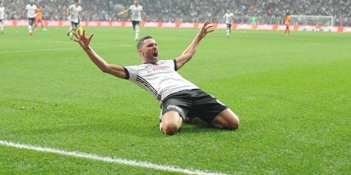 Tosic kendini yakmış